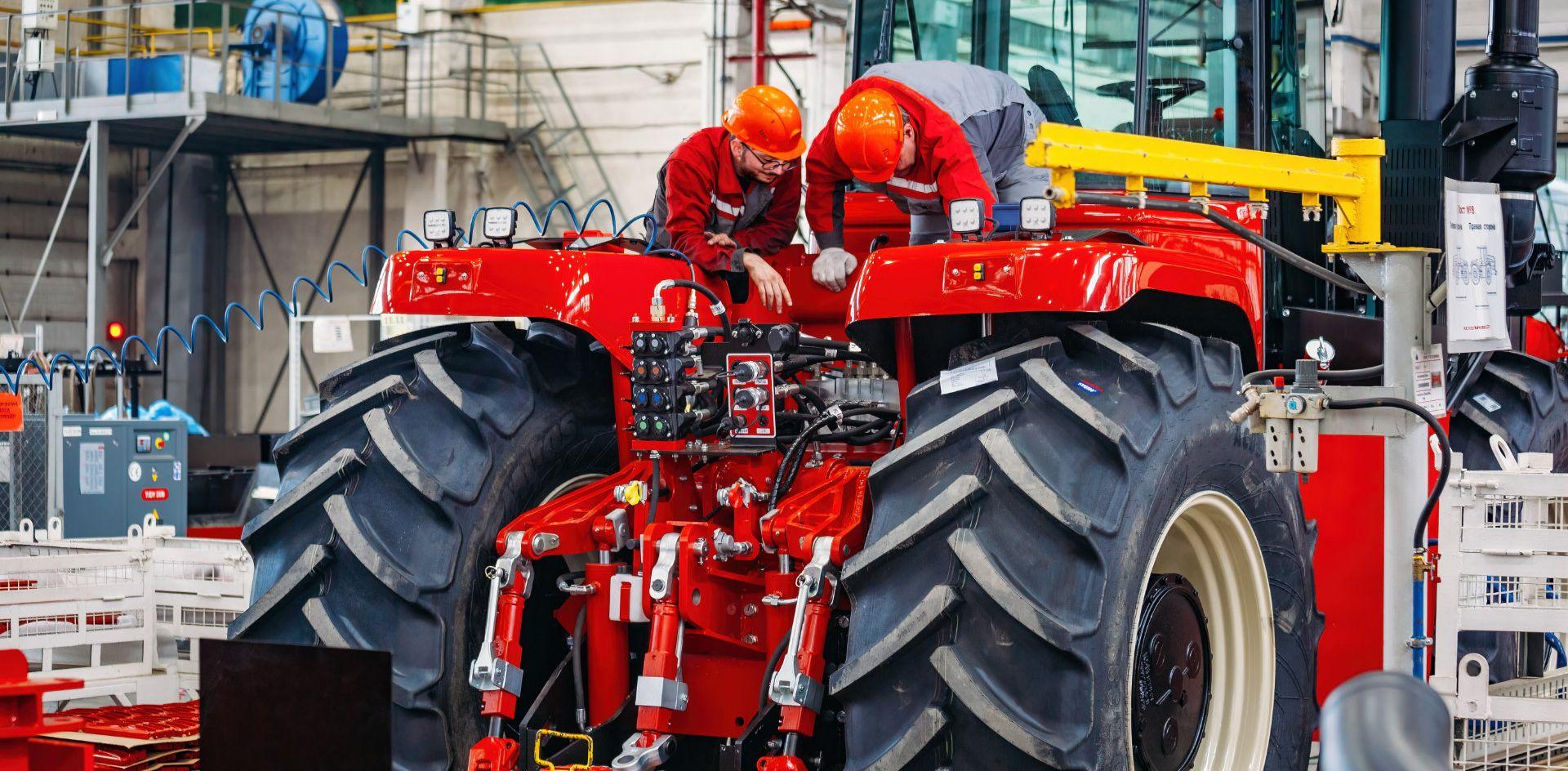 Land- und Baumaschinenmechatroniker:in
